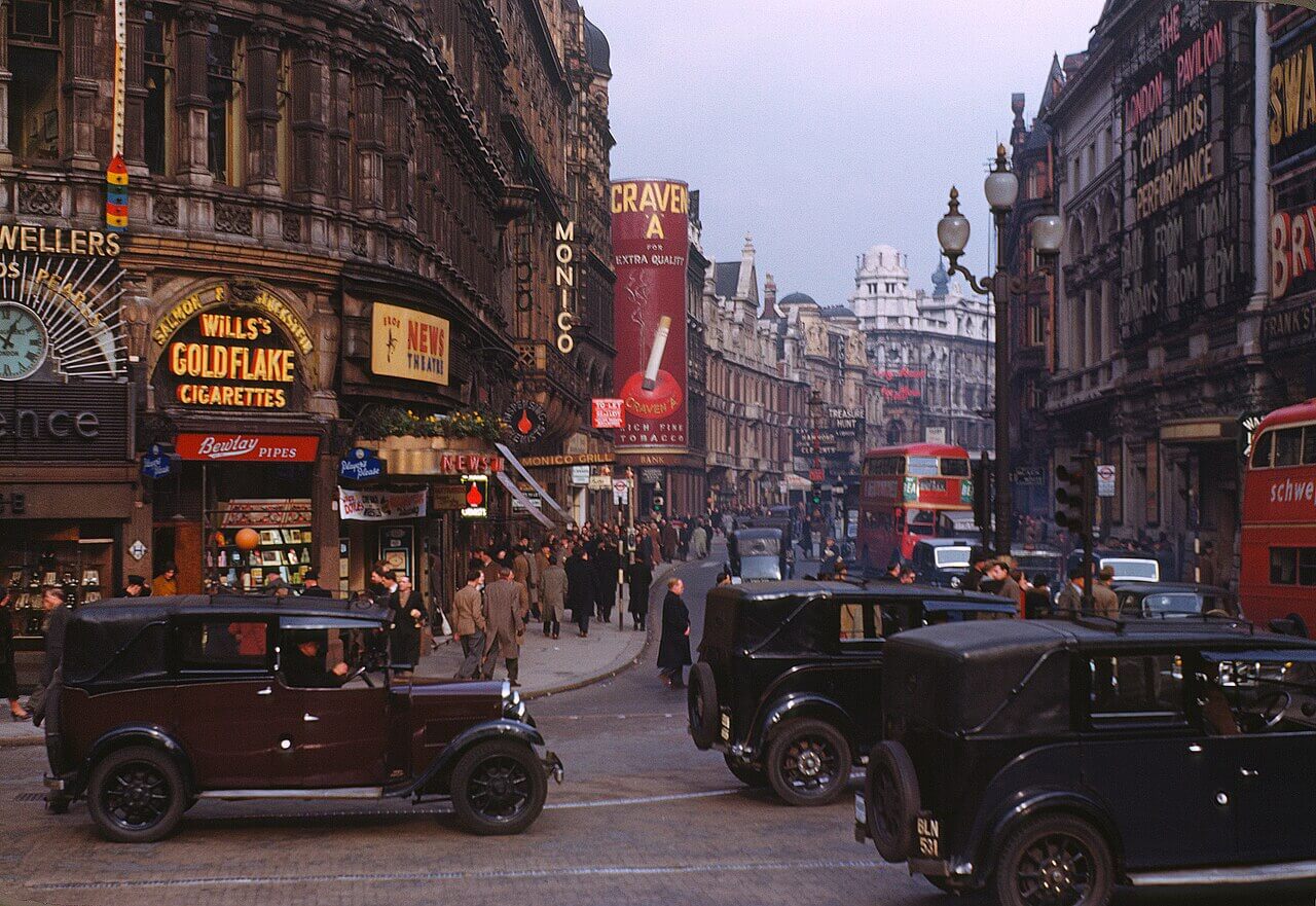 Vista de Shaftesbury Avenue desde Piccadilly Circus, en el West End de Londres, en 1949. Fotografía Kodachrome de Chalmers Butterfield